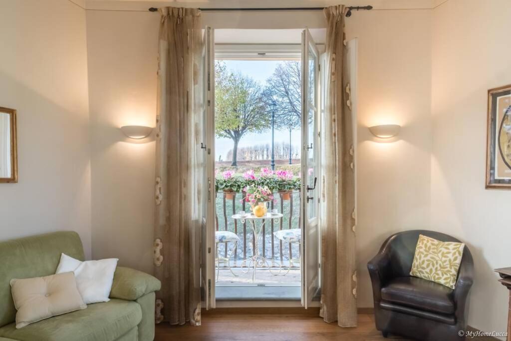 Ribot Stunning Balcony Walls View with Parking – Lucca
